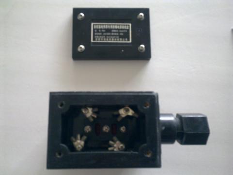 打開電源接線盒后蓋